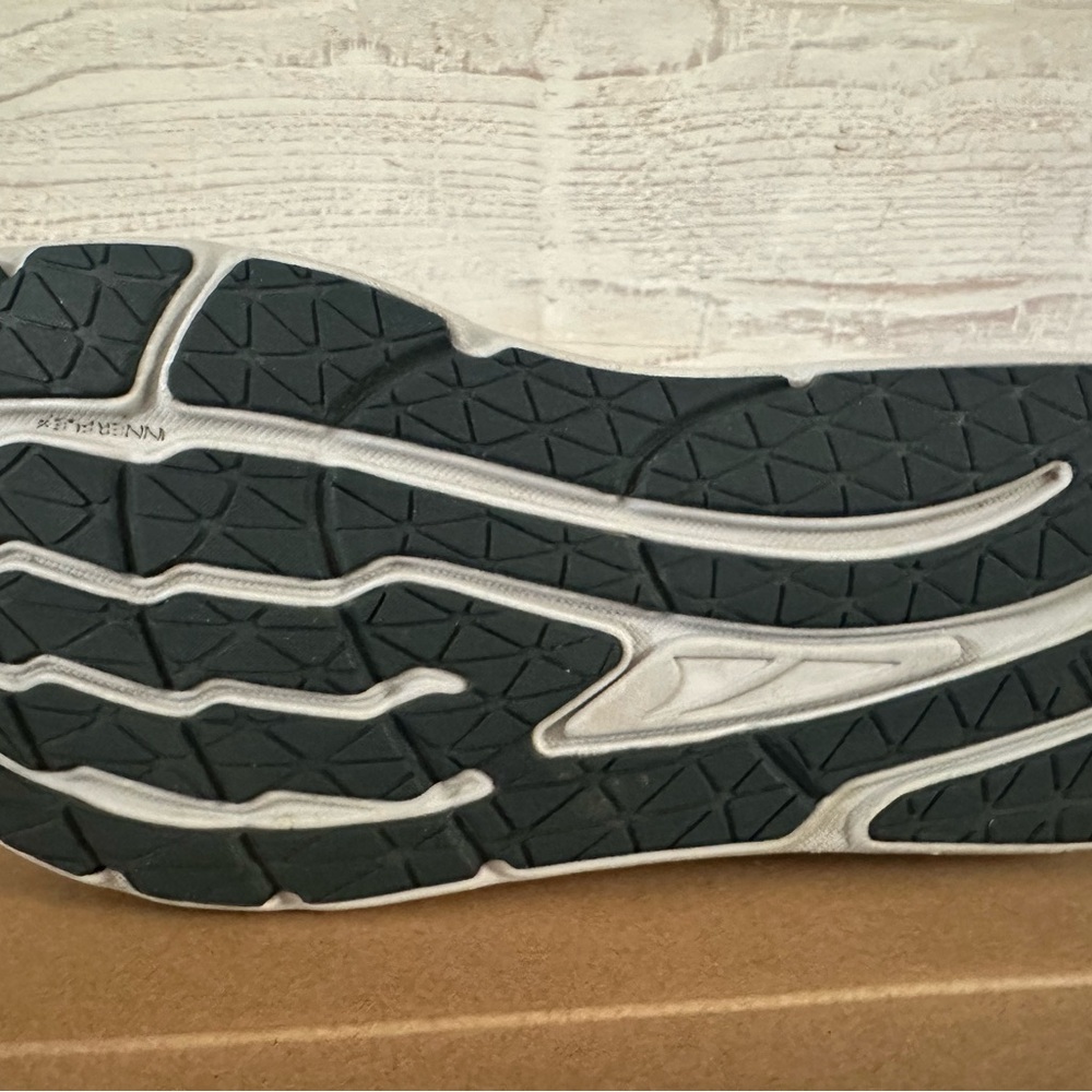 Altra Black and White Running Shoes 10W - Picture 3 of 12